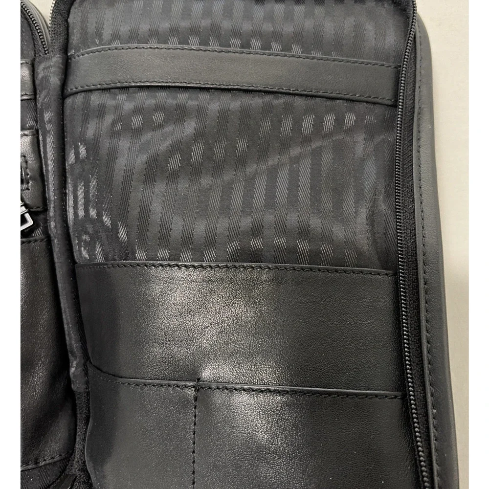 Tumi part exterior pocket